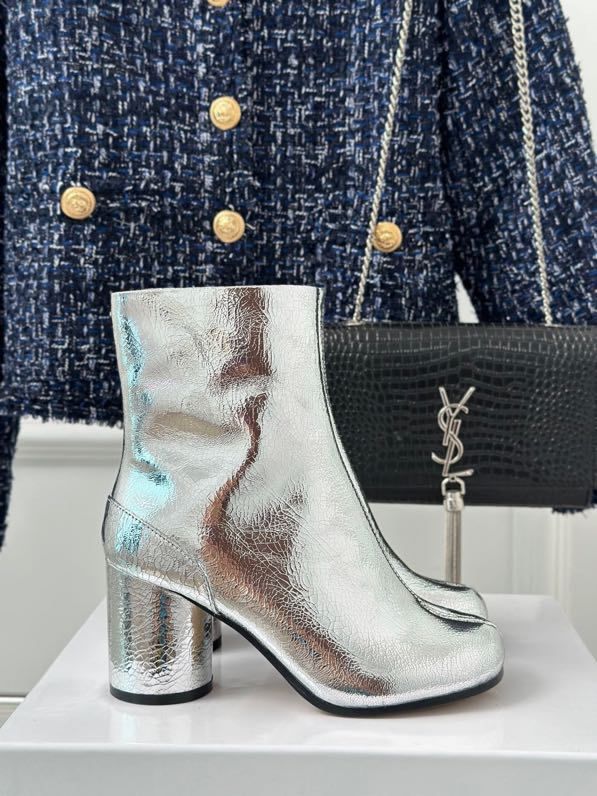 Кожаные женские ботинки с раздвоенным носком серебряные фото 8
