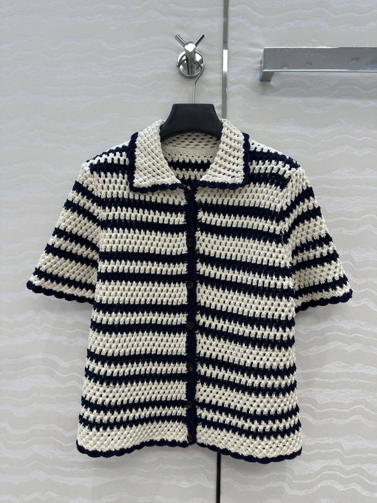 Knitted crochet cardigan from short sleeves