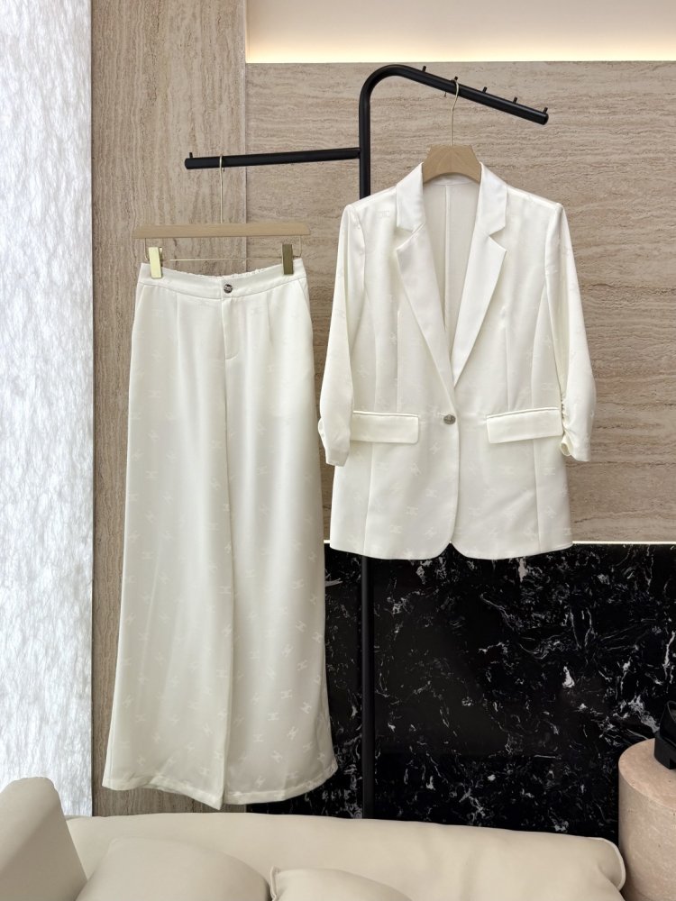 Костюм жіночий