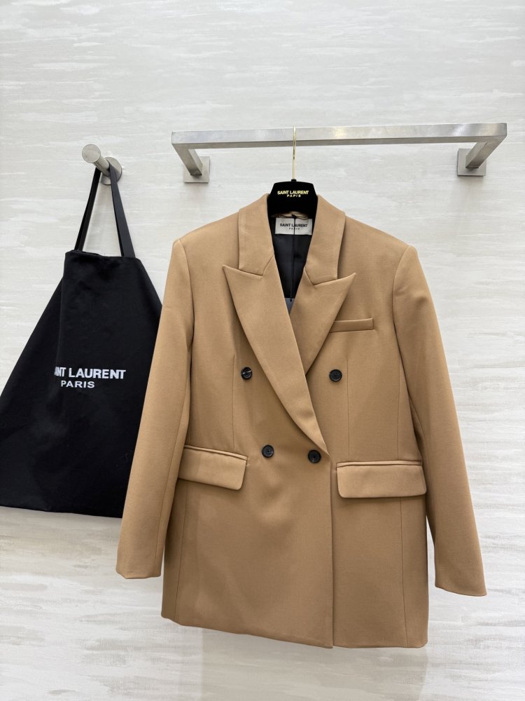 Блейзер з широкими плечима жіночий