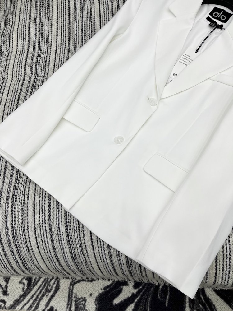 Блейзер жіночий білий фото 4