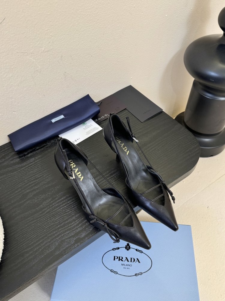 Босоніжки шкіряні з відкритої п'ятою на підборах з гострим носком і бантом