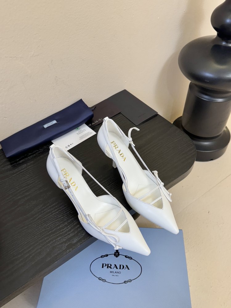 Босоніжки шкіряні з відкритої п'ятою на підборах з гострим носком і бантом