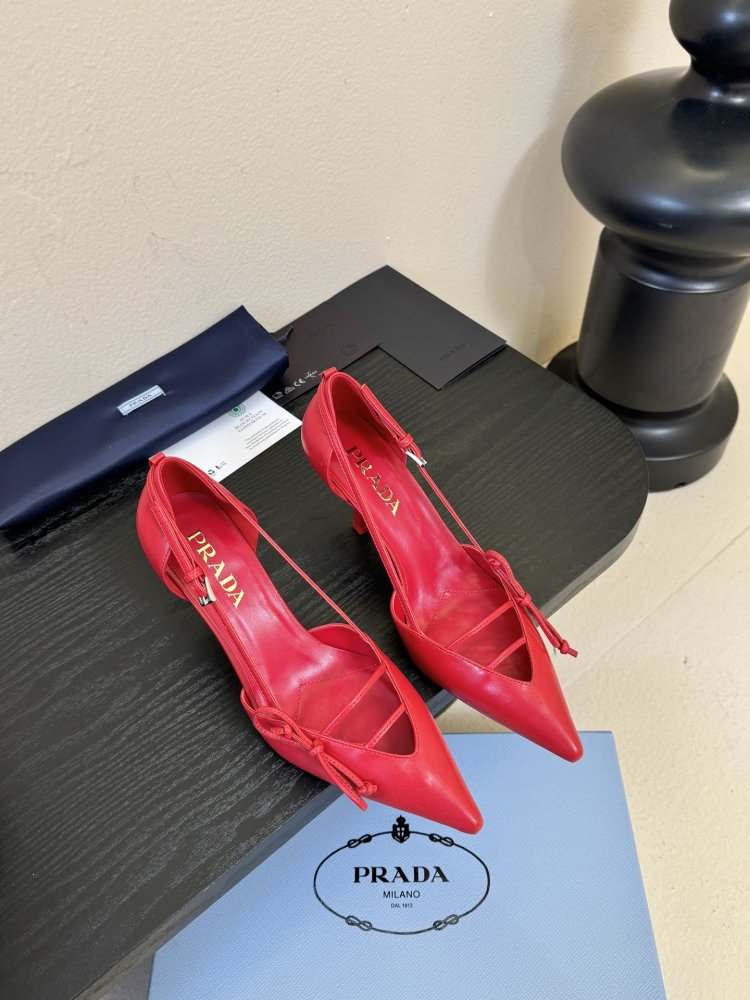 Босоніжки шкіряні з відкритої п'ятою на підборах з гострим носком і бантом