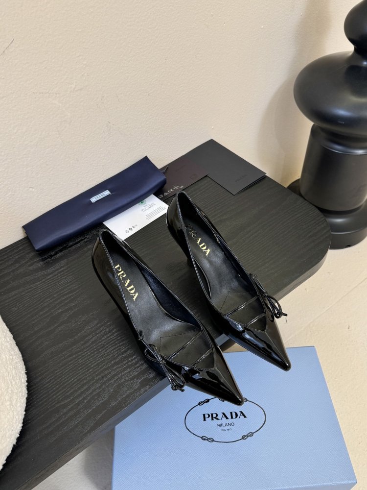 Босоніжки шкіряні з відкритої п'ятою на підборах з гострим носком і бантом