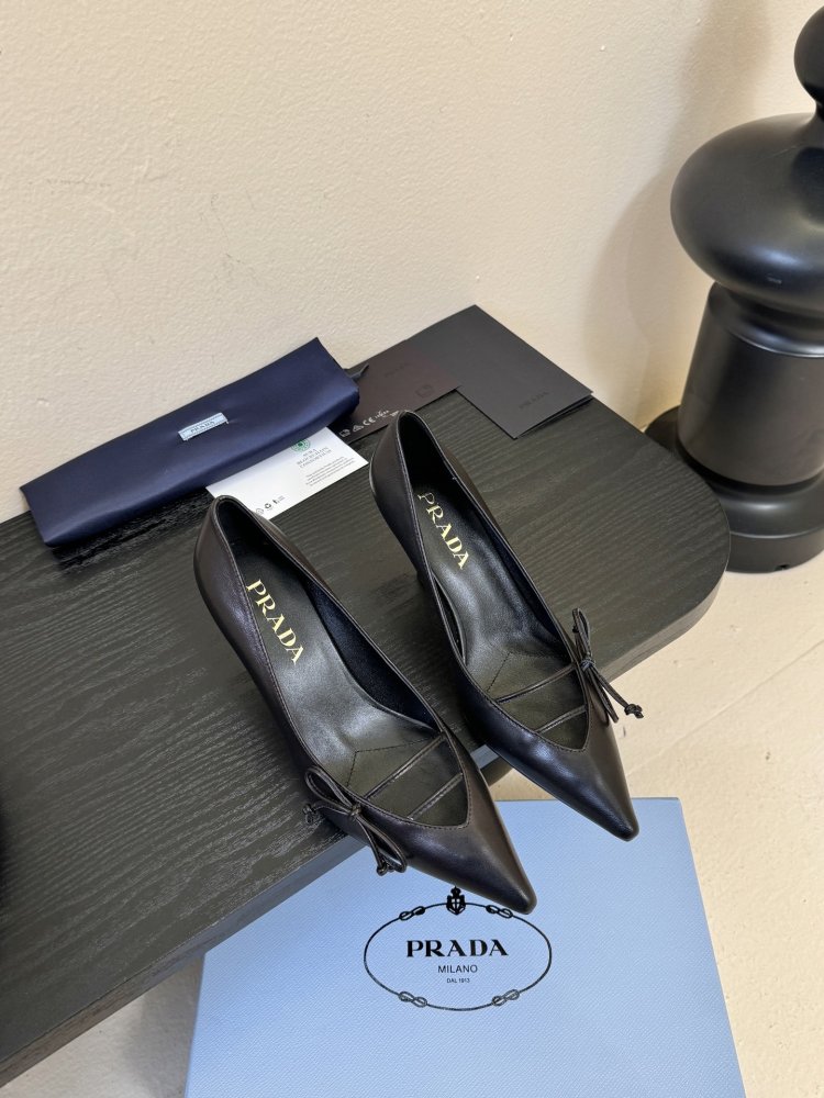 Босоніжки шкіряні з відкритої п'ятою на підборах з гострим носком і бантом