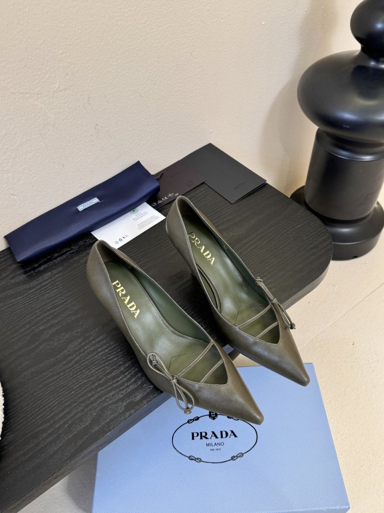 Босоніжки шкіряні з відкритої п'ятою на підборах з гострим носком і бантом