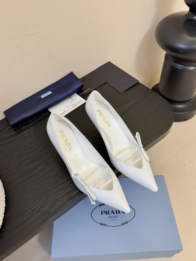 Босоніжки шкіряні з відкритої п'ятою на підборах з гострим носком і бантом