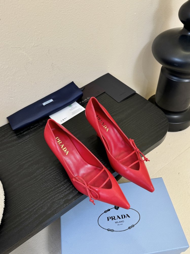 Босоніжки шкіряні з відкритої п'ятою на підборах з гострим носком і бантом