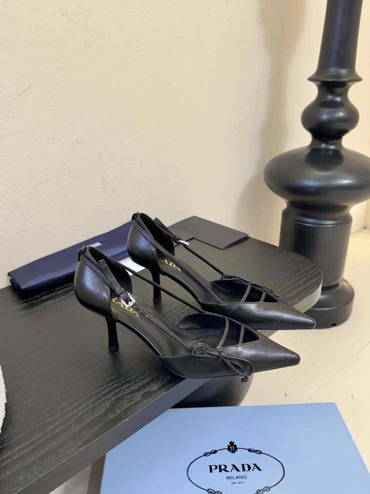 Босоніжки шкіряні з відкритої п'ятою на підборах з гострим носком і бантом фото 2