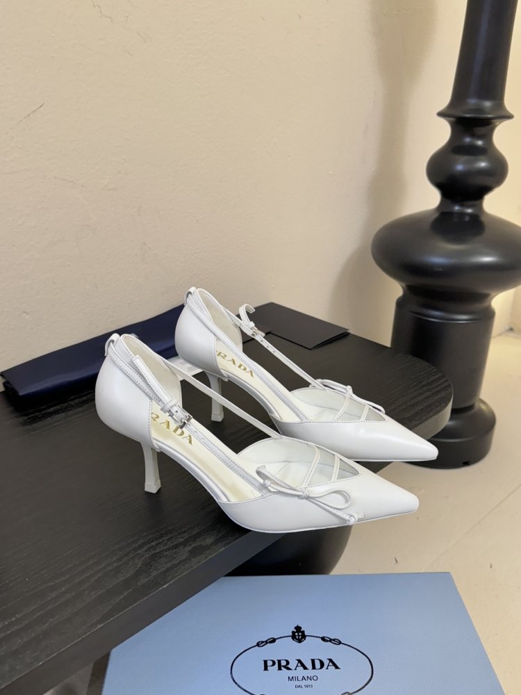 Босоніжки шкіряні з відкритої п'ятою на підборах з гострим носком і бантом фото 2