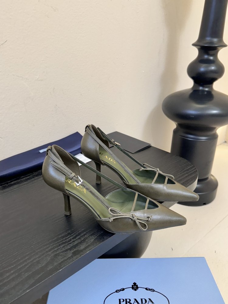 Босоніжки шкіряні з відкритої п'ятою на підборах з гострим носком і бантом фото 2