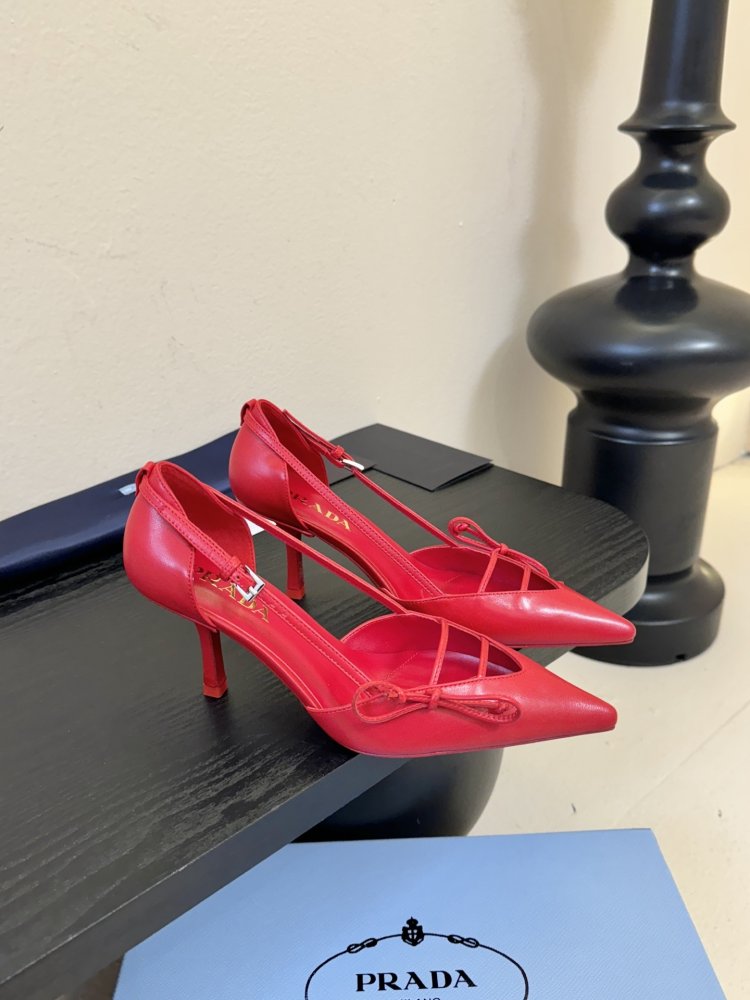 Босоніжки шкіряні з відкритої п'ятою на підборах з гострим носком і бантом фото 2