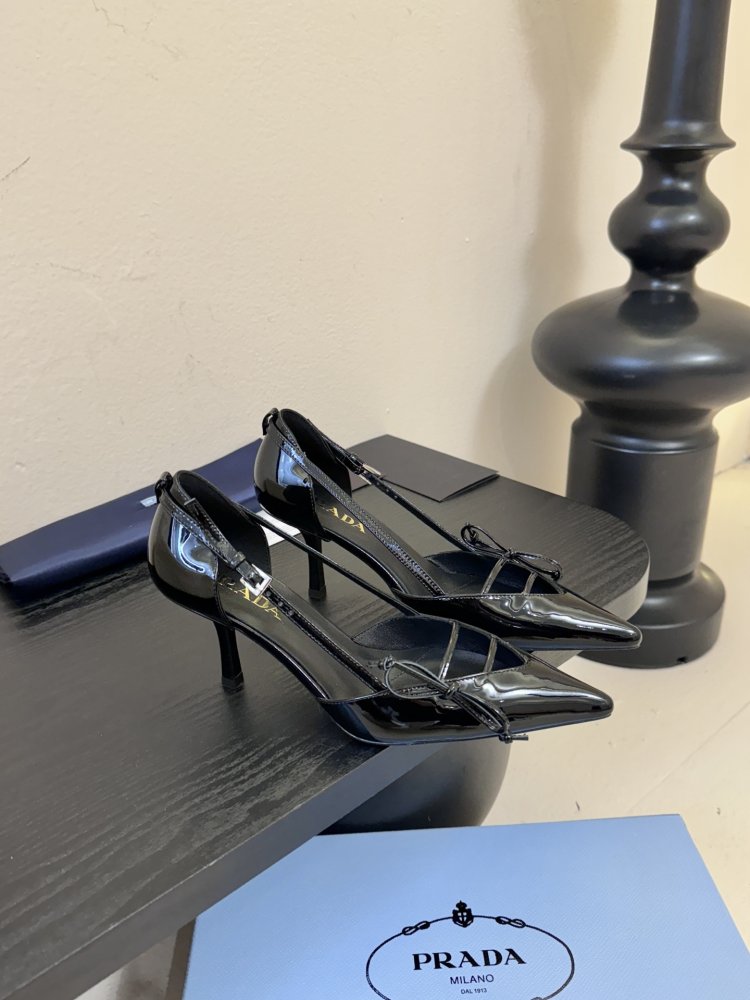 Босоніжки шкіряні з відкритої п'ятою на підборах з гострим носком і бантом фото 2