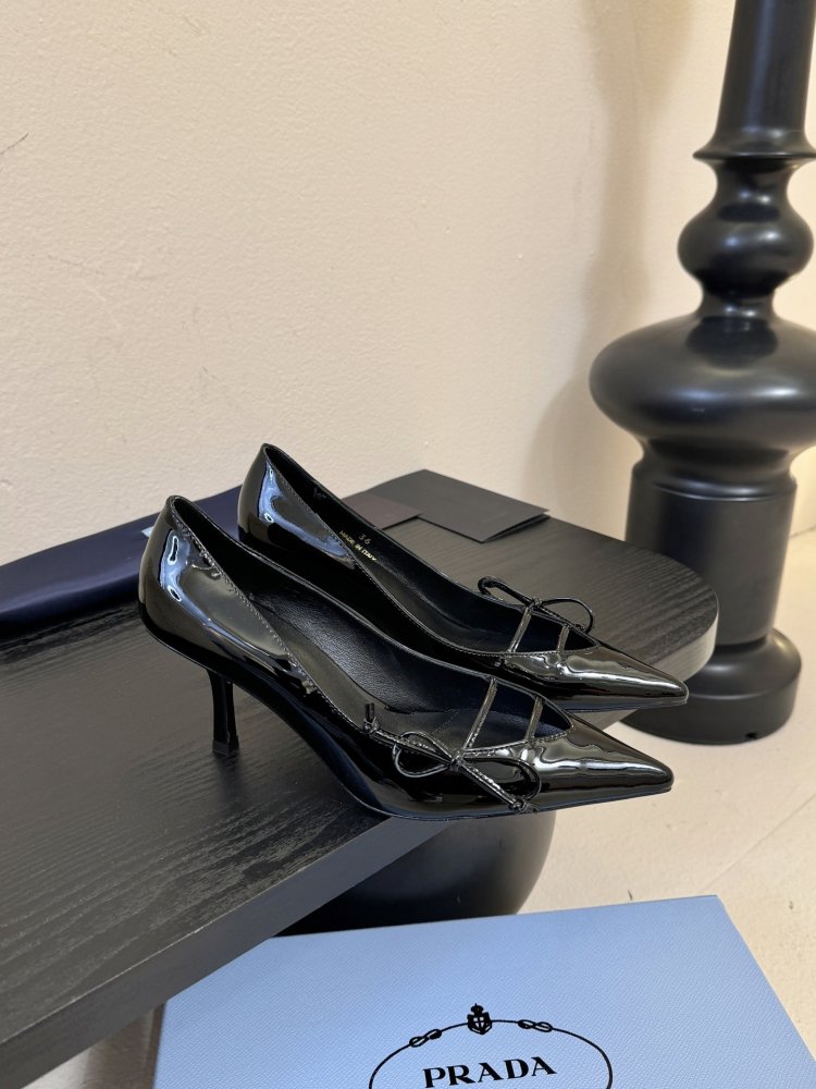 Босоніжки шкіряні з відкритої п'ятою на підборах з гострим носком і бантом фото 2