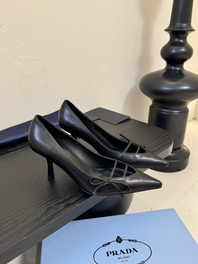 Босоніжки шкіряні з відкритої п'ятою на підборах з гострим носком і бантом фото 2