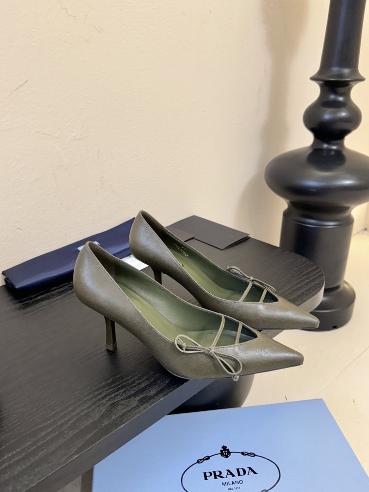 Босоніжки шкіряні з відкритої п'ятою на підборах з гострим носком і бантом фото 2