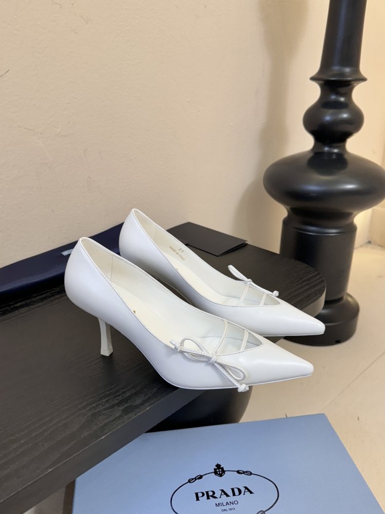 Босоніжки шкіряні з відкритої п'ятою на підборах з гострим носком і бантом фото 2