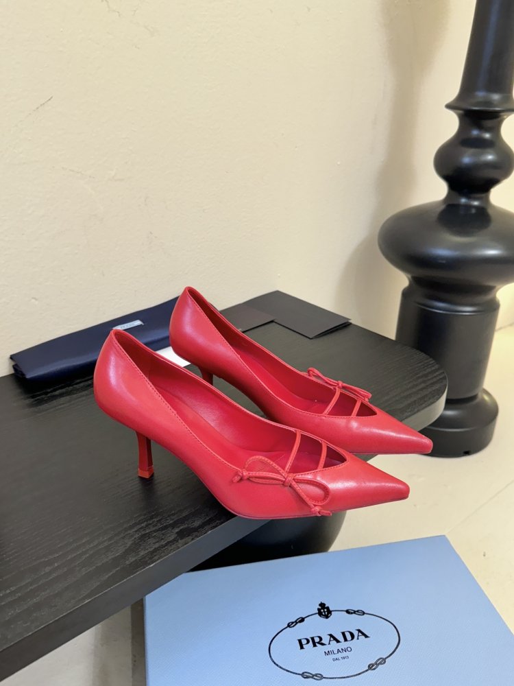 Босоніжки шкіряні з відкритої п'ятою на підборах з гострим носком і бантом фото 2