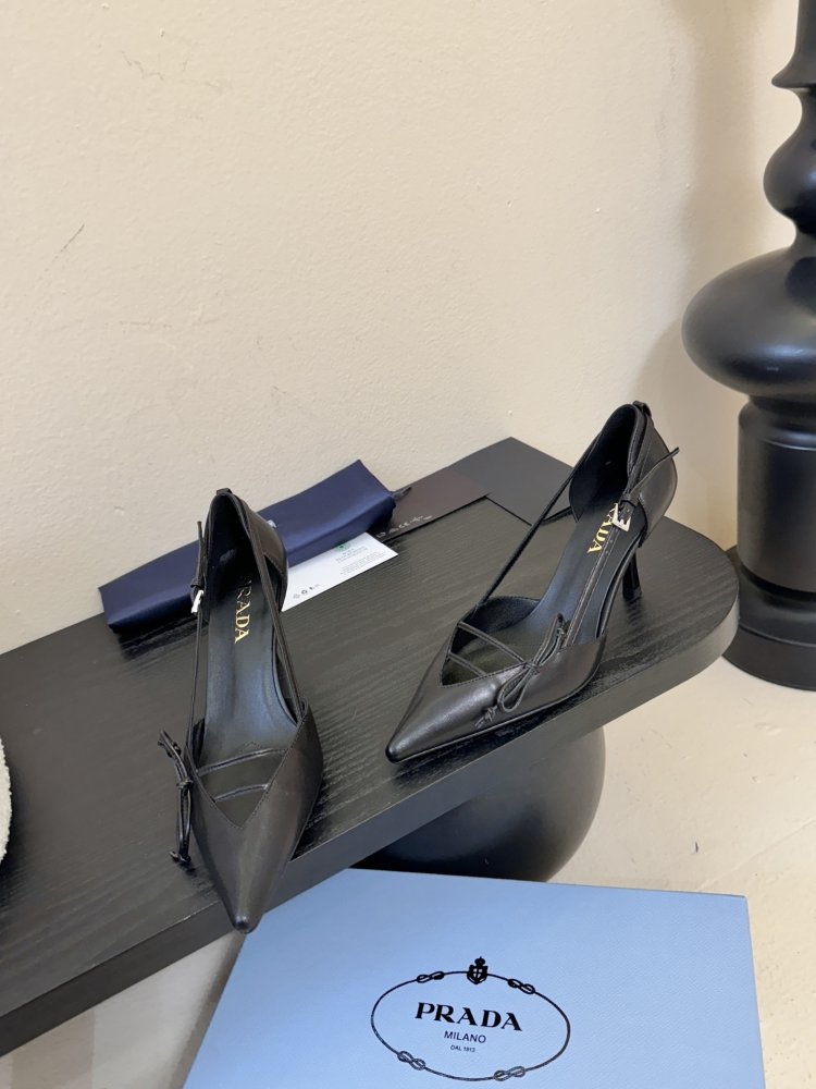 Босоніжки шкіряні з відкритої п'ятою на підборах з гострим носком і бантом фото 3