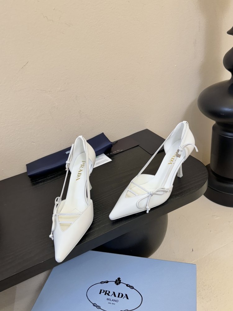 Босоніжки шкіряні з відкритої п'ятою на підборах з гострим носком і бантом фото 3