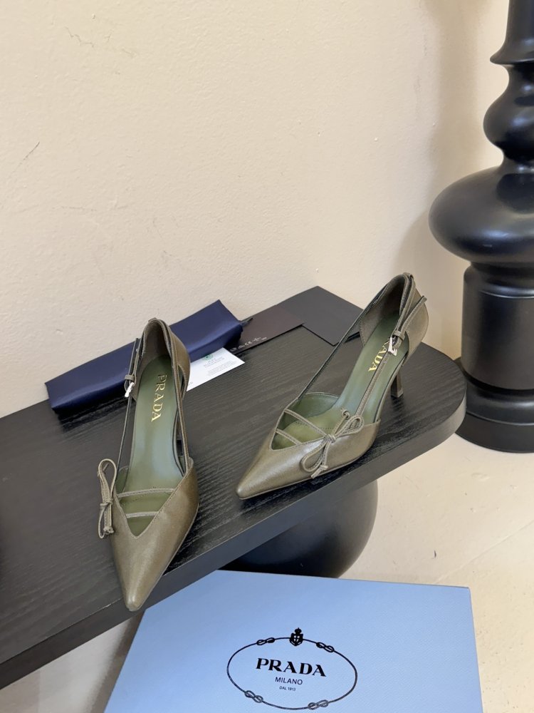 Босоніжки шкіряні з відкритої п'ятою на підборах з гострим носком і бантом фото 3