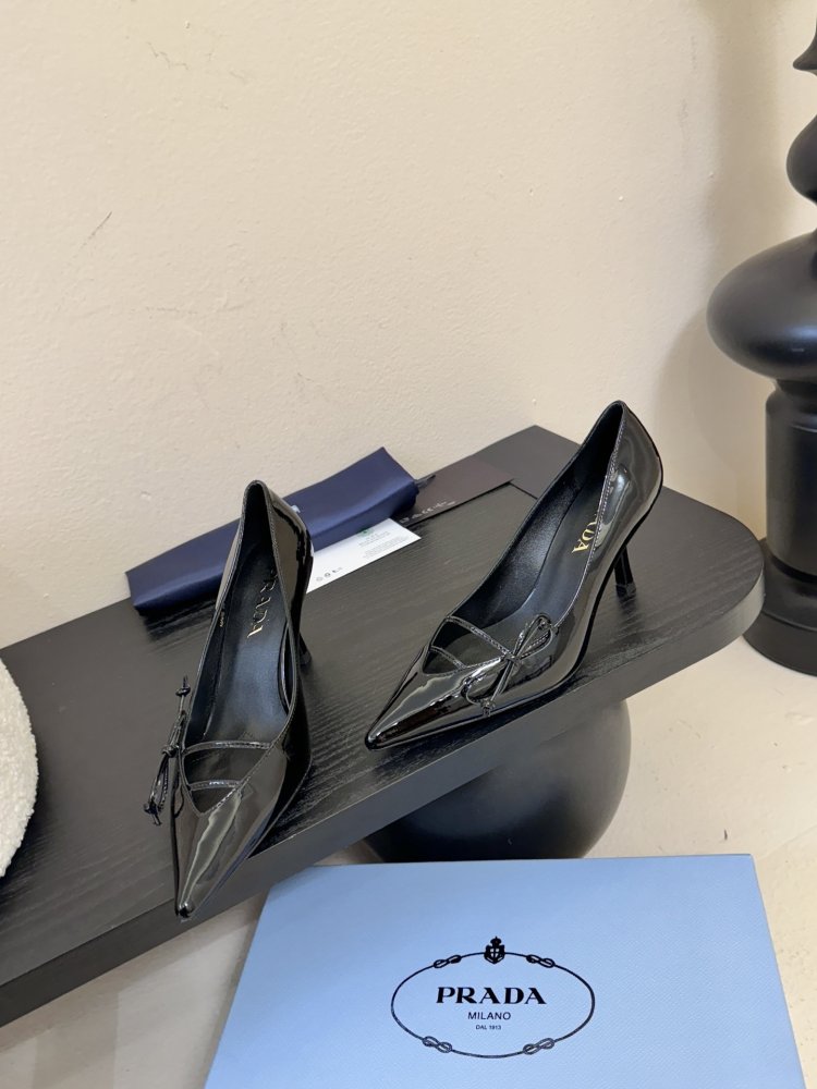 Босоніжки шкіряні з відкритої п'ятою на підборах з гострим носком і бантом фото 3