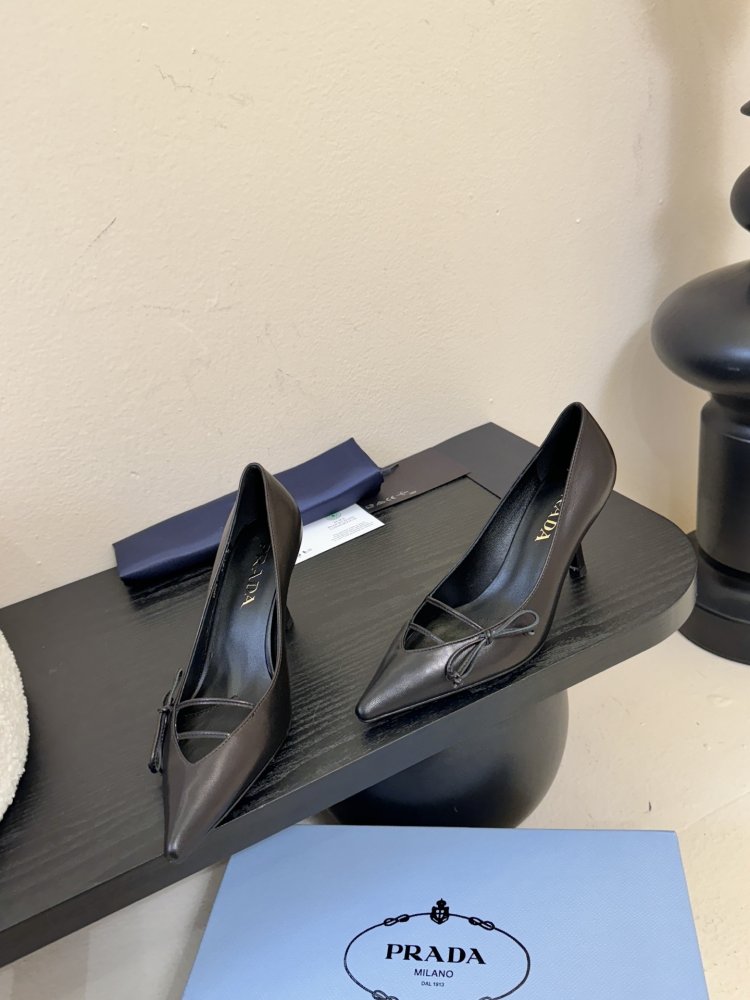 Босоніжки шкіряні з відкритої п'ятою на підборах з гострим носком і бантом фото 3