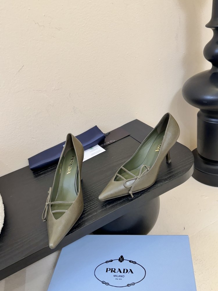 Босоніжки шкіряні з відкритої п'ятою на підборах з гострим носком і бантом фото 3