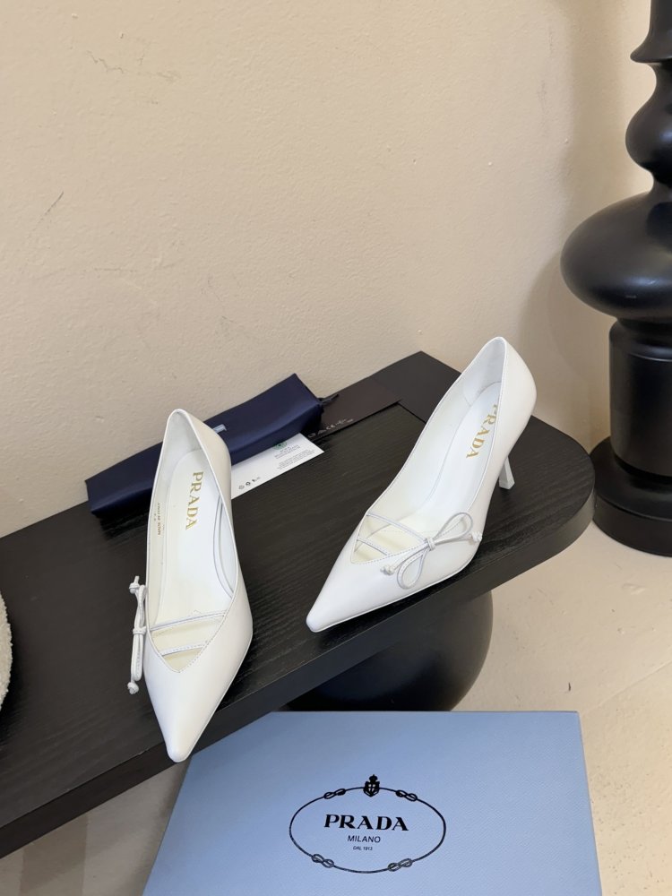 Босоніжки шкіряні з відкритої п'ятою на підборах з гострим носком і бантом фото 3