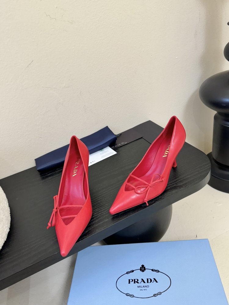 Босоніжки шкіряні з відкритої п'ятою на підборах з гострим носком і бантом фото 3