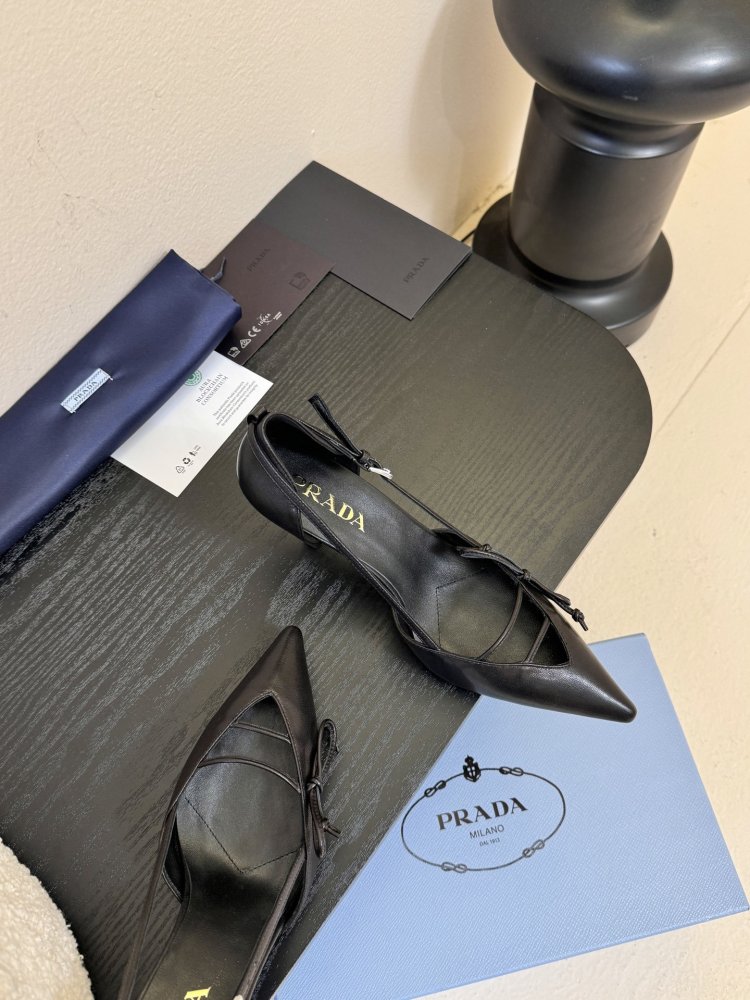 Босоніжки шкіряні з відкритої п'ятою на підборах з гострим носком і бантом фото 4