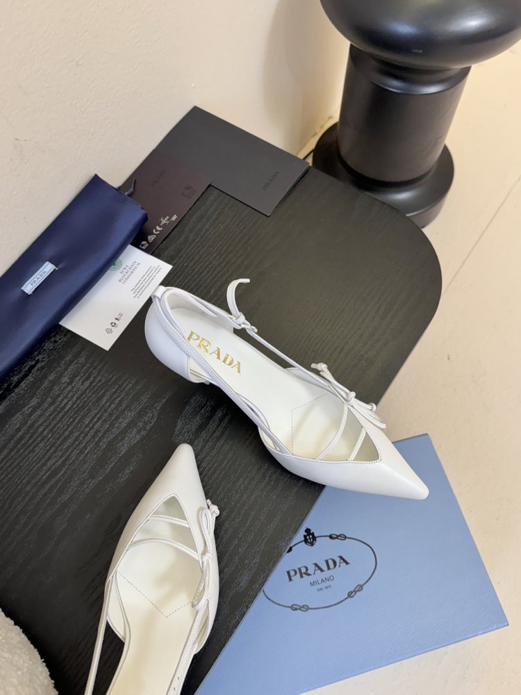 Босоніжки шкіряні з відкритої п'ятою на підборах з гострим носком і бантом фото 4