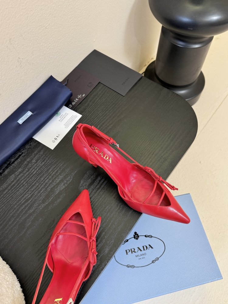 Босоніжки шкіряні з відкритої п'ятою на підборах з гострим носком і бантом фото 4