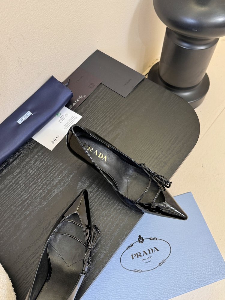 Босоніжки шкіряні з відкритої п'ятою на підборах з гострим носком і бантом фото 4