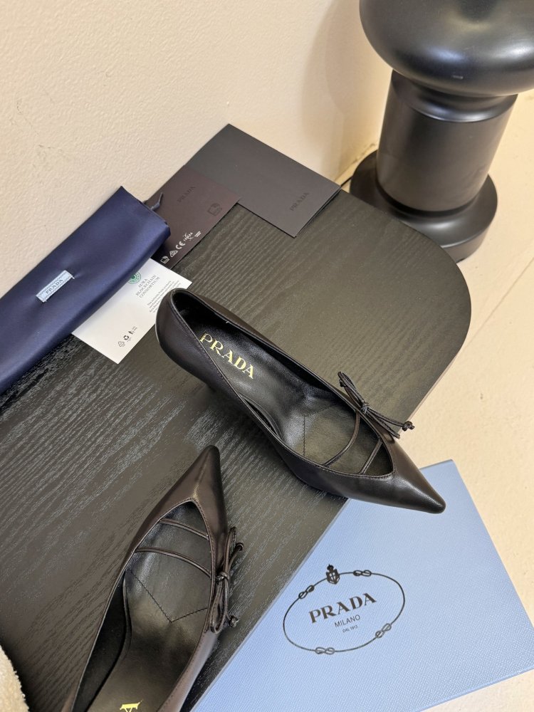 Босоніжки шкіряні з відкритої п'ятою на підборах з гострим носком і бантом фото 4