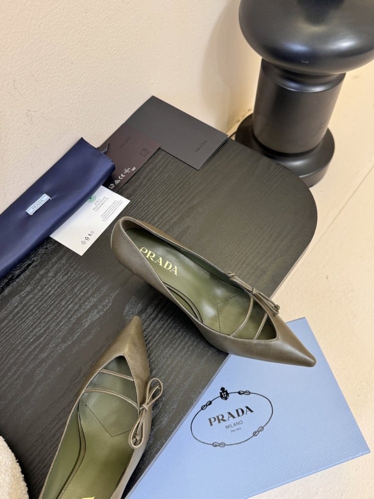 Босоніжки шкіряні з відкритої п'ятою на підборах з гострим носком і бантом фото 4