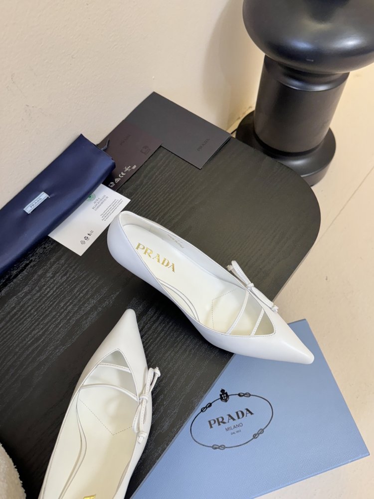 Босоніжки шкіряні з відкритої п'ятою на підборах з гострим носком і бантом фото 4