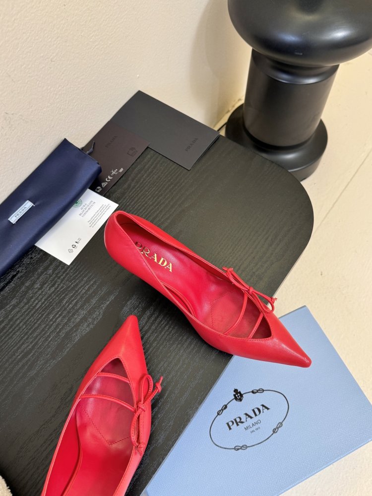 Босоніжки шкіряні з відкритої п'ятою на підборах з гострим носком і бантом фото 4