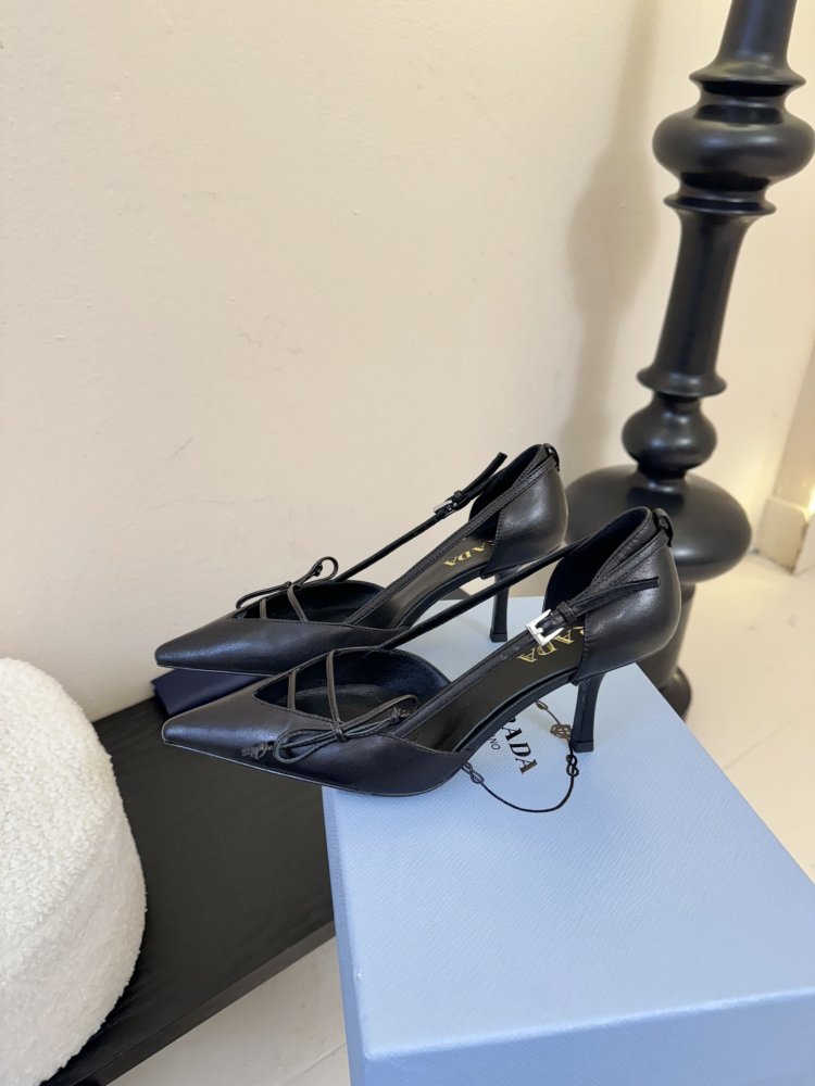 Босоніжки шкіряні з відкритої п'ятою на підборах з гострим носком і бантом фото 5