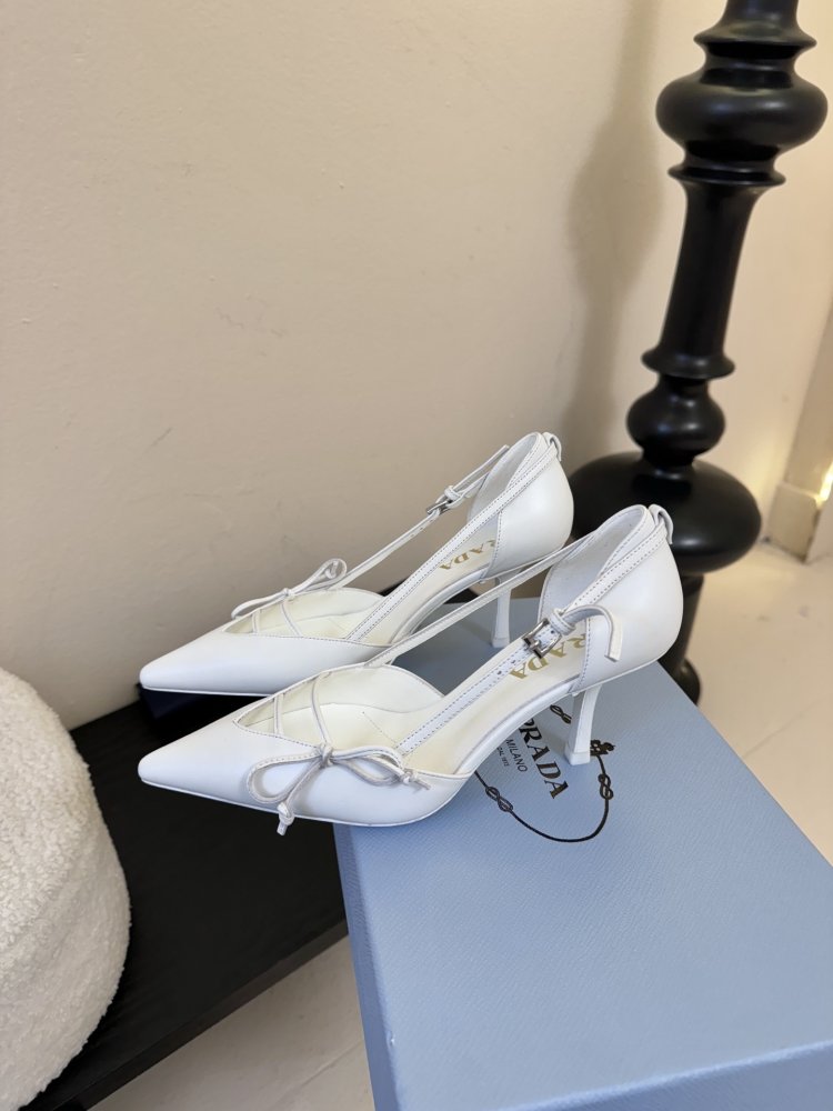 Босоніжки шкіряні з відкритої п'ятою на підборах з гострим носком і бантом фото 5