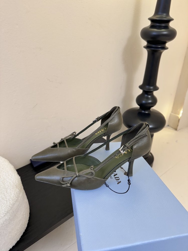 Босоніжки шкіряні з відкритої п'ятою на підборах з гострим носком і бантом фото 5