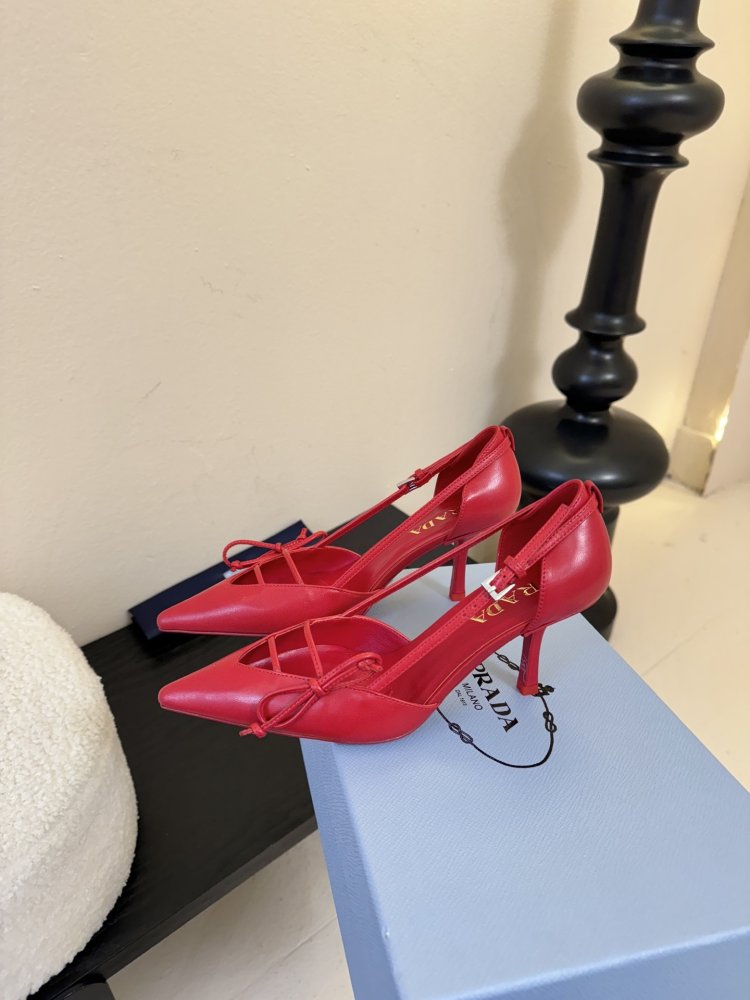 Босоніжки шкіряні з відкритої п'ятою на підборах з гострим носком і бантом фото 5