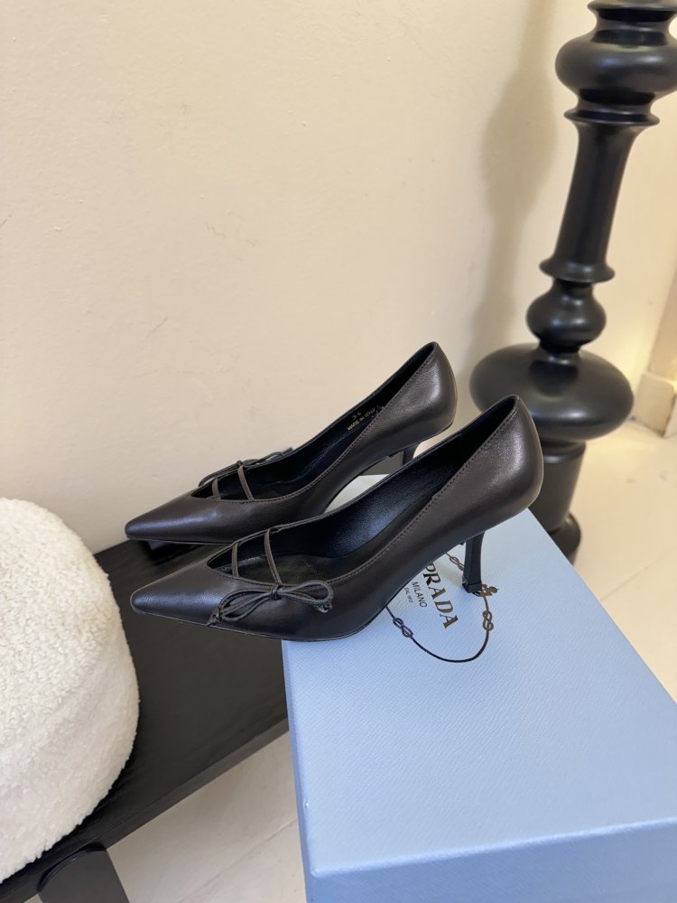 Босоніжки шкіряні з відкритої п'ятою на підборах з гострим носком і бантом фото 5