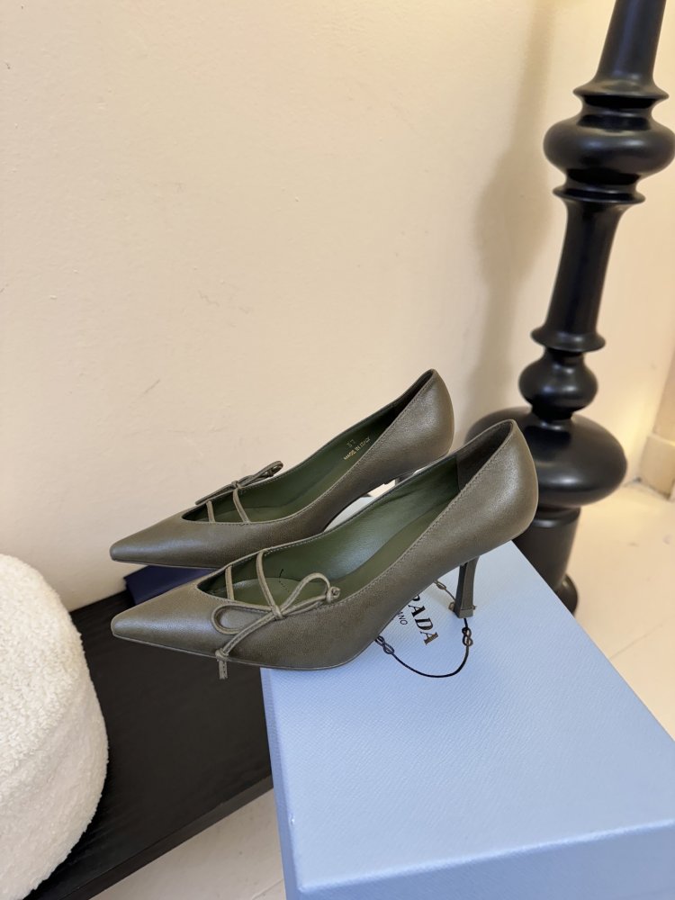 Босоніжки шкіряні з відкритої п'ятою на підборах з гострим носком і бантом фото 5