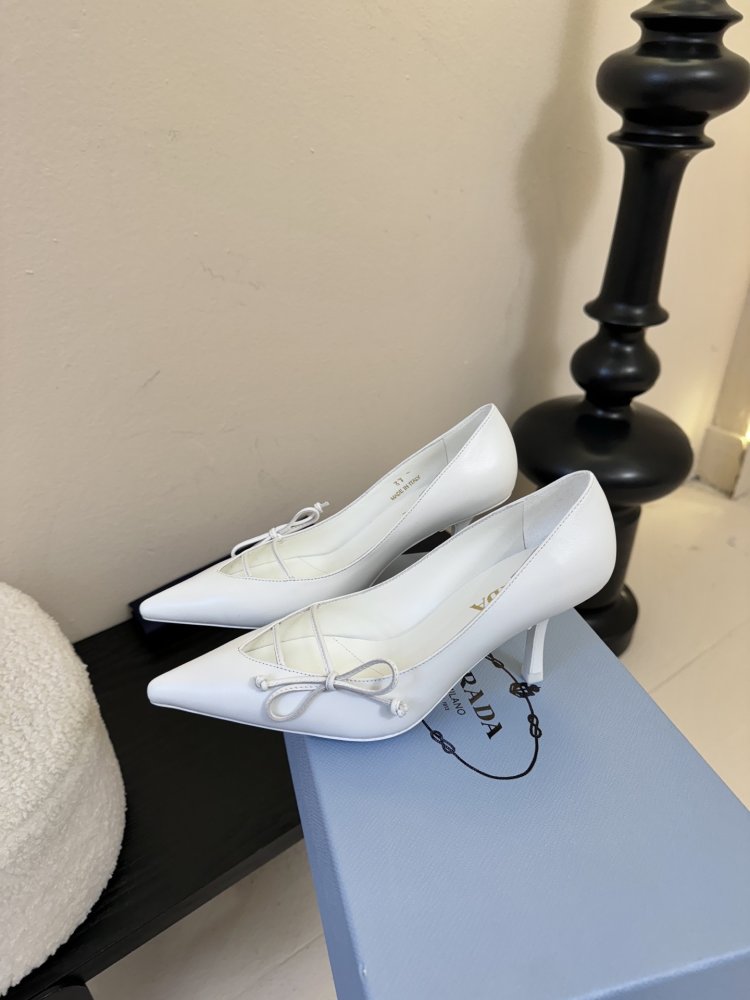 Босоніжки шкіряні з відкритої п'ятою на підборах з гострим носком і бантом фото 5