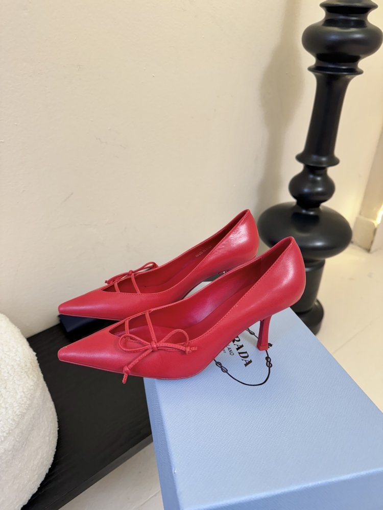 Босоніжки шкіряні з відкритої п'ятою на підборах з гострим носком і бантом фото 5