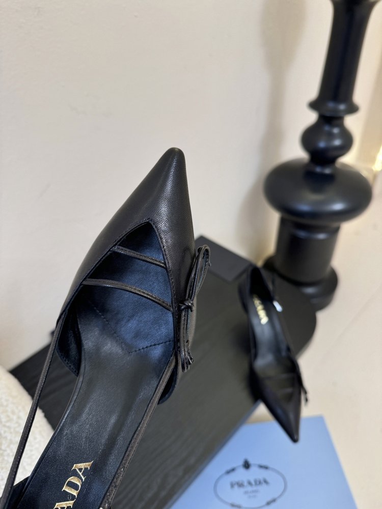 Босоніжки шкіряні з відкритої п'ятою на підборах з гострим носком і бантом фото 6