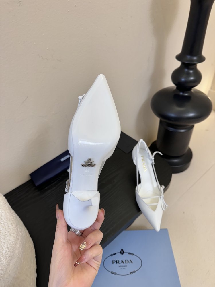 Босоніжки шкіряні з відкритої п'ятою на підборах з гострим носком і бантом фото 6