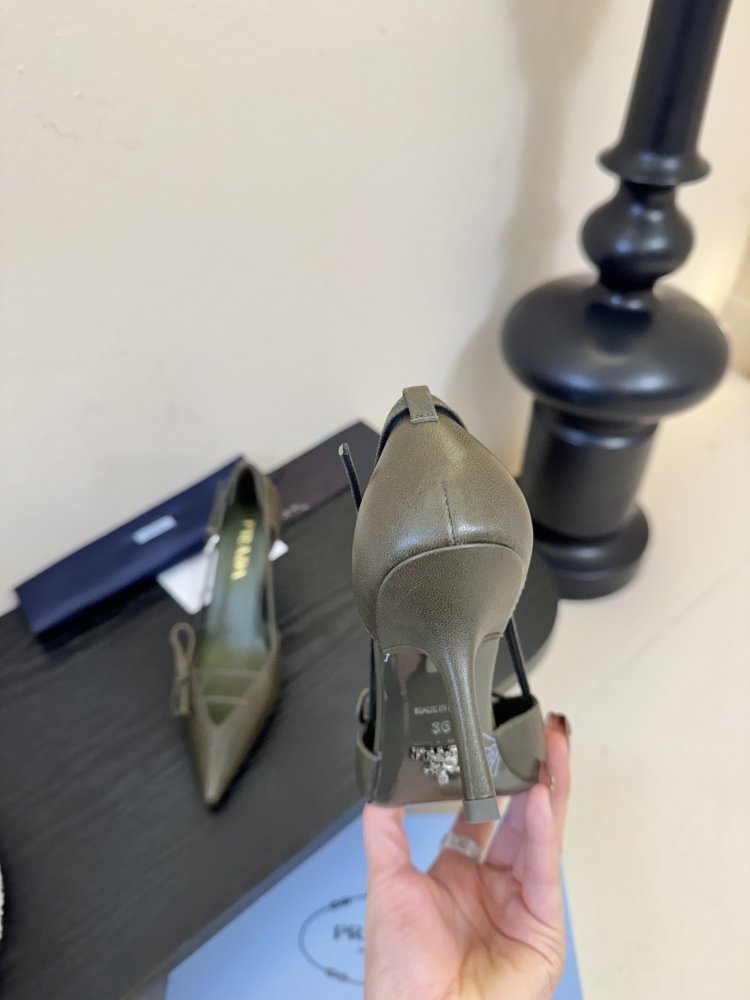 Босоніжки шкіряні з відкритої п'ятою на підборах з гострим носком і бантом фото 6